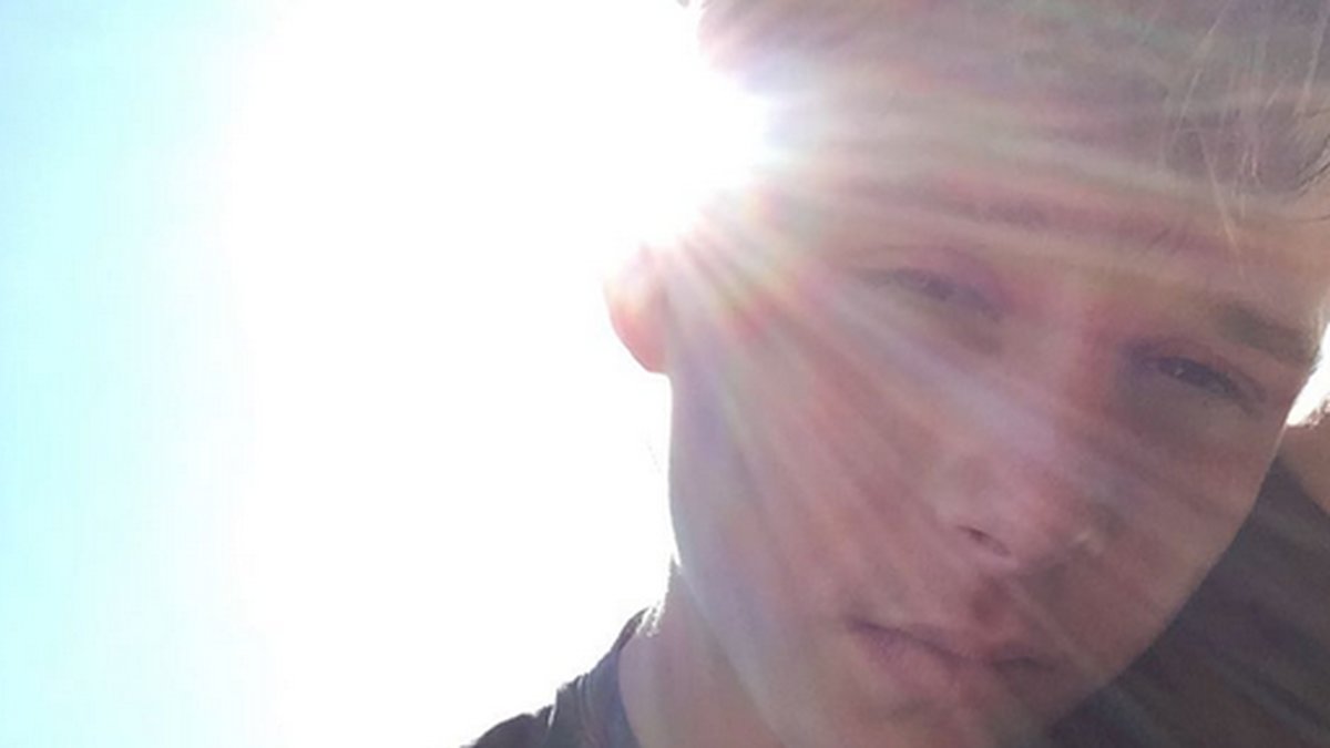 Brooklyn Beckham tar en selfie i solen. 